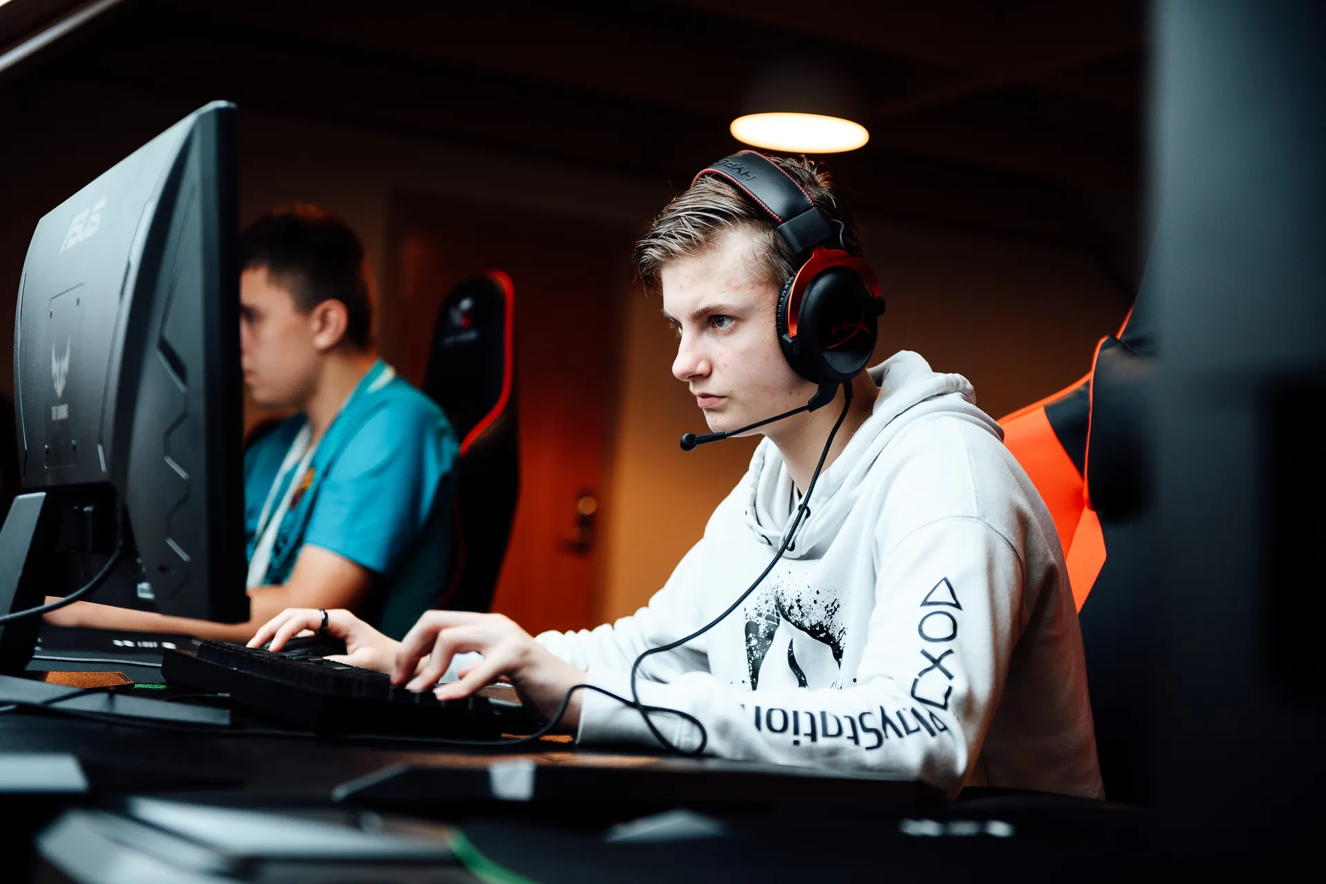Elev med headset spiller e-sport på efterskole for unge med autisme og ADHD