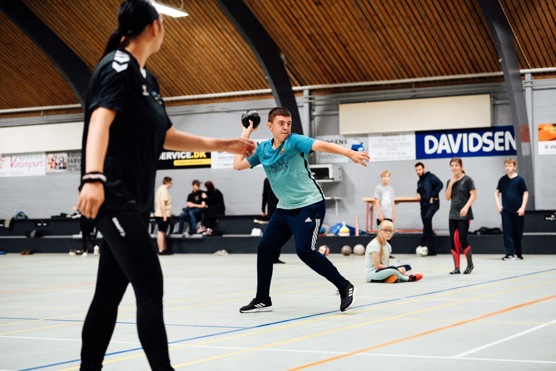 Elev kaster en bold i idrætsundervisningen